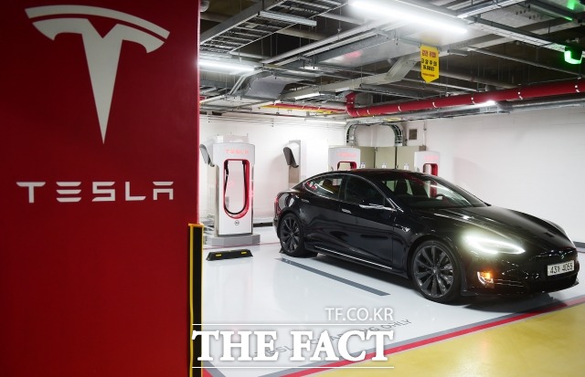 테슬라 주가는 10일 1025.05달러를 기록했으며 시가총액은 1900억 달러를 넘어섰다. /더팩트 DB