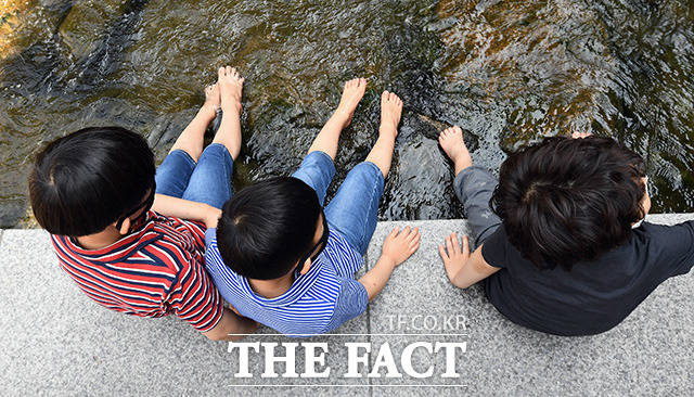 기상청에 따르면 오늘(12일)도 낮 최고기온이 30도를 넘는 무더운 날씨가 되겠다. /청계천=이동률 기자