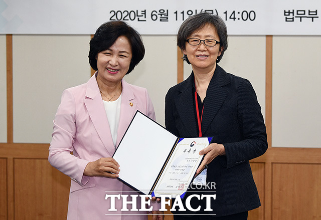 추미애 법무부 장관(왼쪽)이 11일 오후 경기도 과천시 정부과천청사 법무부 대회의실에서 열린 법무행정 인권교육 개선추진단 출범행사에 참석해 나윤경 한국양성평등교육진흥원장에게 위촉장을 수여한 뒤 기념촬영을 하고 있다. /과천=이동률 기자