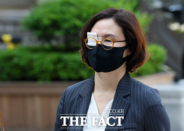 자녀 입시비리 및 사모펀드 불법 투자 의혹 등의 혐의로 기소된 정경심 동양대학교 교수가 11일 오전 서울 서초구 서울중앙지방법원에서 열린 속행 공판에 출석하고 있다. /남용희 기자