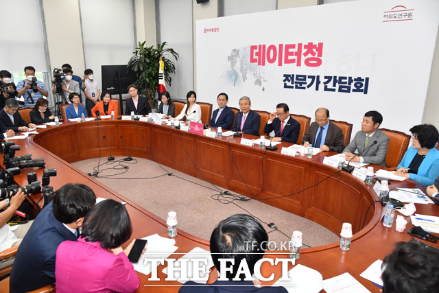 미래통합당이 11일 정부의 3차 추경안에 대해 코로나 영웅을 외면한 추경이라고 혹평했다. 통합당 김종인 비상대책위원장과 주호영 원내대표 등 당 지도부 인사들이 이날 오후 국회에서 열린 4차 산업 선도를 위한 데이터청 설립 긴급 좌담회에 참석한 모습. /국회=남윤호 기자