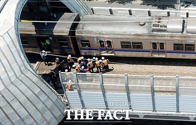 11일 오후 서울 노원구 지하철 4호선 상계역에서 전동차 추돌사고가 발생해 관계자들이 현장을 수습하고 있다. /이덕인 기자