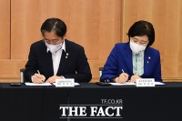 [TF포토] 협약서 서명하는 성윤모 장관과 박영선 장관