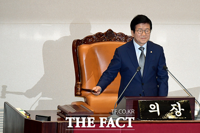 박병석 국회의장은 여야 협상을 촉구하며 15일 다시 본회의를 열겠다고 선포했다. /이선화 기자