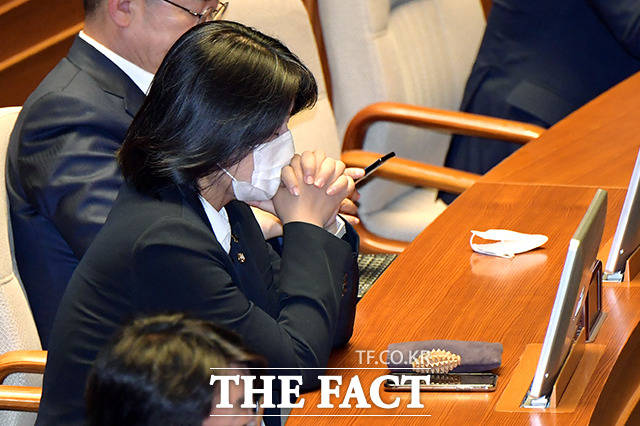 윤미향 더불어민주당 의원이 12일 오후 서울 여의도 국회에서 열린 제379회 제4차 본회의에 참석해 두 손을 모으고 눈을 감고 있다. /국회=이선화 기자