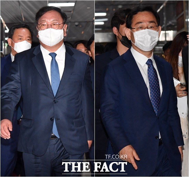 김태년 더불어민주당 원내대표(왼쪽)와 주호영 미래통합당 원내대표가 12일 오전 서울 여의도 국회 의장실로 향하고 있다. /국회=남윤호 기자