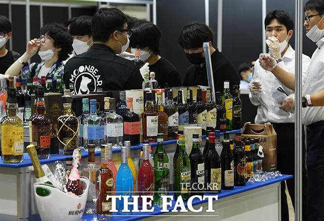 2020 서울국제주류박람회가 12일 오전 서울 강남구 코엑스에서 열린 가운데 관람객들이 다양한 술을 시음하며 관람하고 있다. /남용희 기자