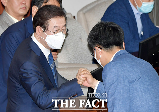 박원순 시장이 시의원들과 주먹 인사를 하고 있다.