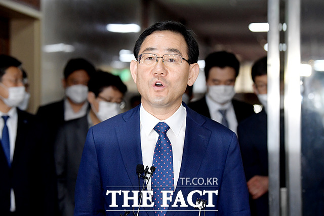 12일 오전 서울 여의도 국회에서 박병석 국회의장과 면담을 마치고 의장실을 나서고 있는 주호영 미래통합당 원내대표. /이선화 기자