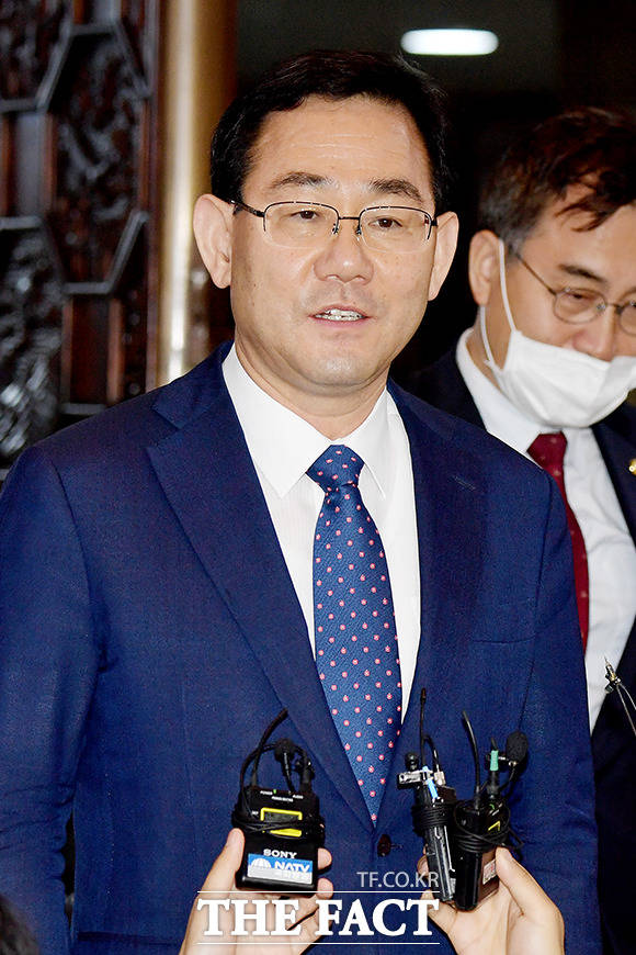 주호영 미래통합당 원내대표가 12일 오전 서울 여의도 국회에서 의원총회를 마친 후 취재진의 질문에 답하고 있다. /국회=이선화 기자