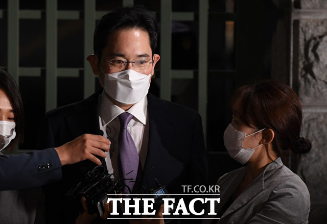 최근 삼성을 둘러싼 사법리스크가 고조되고 있다. 사진은 지난 9일 이재용 삼성전자 부회장이 법원의 구속영장 기각 결정 직후 경기 의왕 서울구치소를 빠져나오는 모습. /임세준 기자
