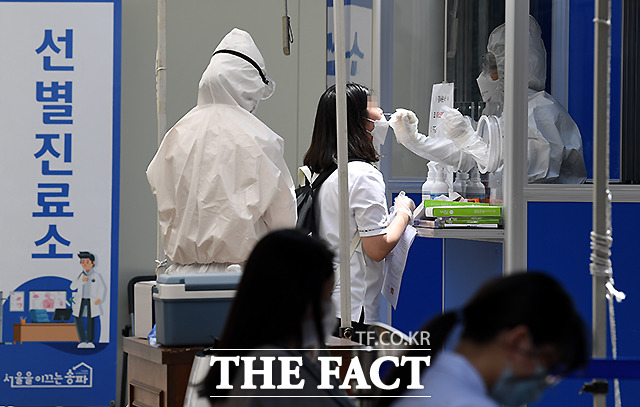 코로나19로 대권주자들 사이에선 기본소득을 언급하지 않는 이가 없다. 하지만 정의당은 기본소득 논의가 찬반 문제로 귀결되는 것을 경계하고 있다. 서울 송파구의 한 코로나19 선별진료소 모습. /이새롬 기자