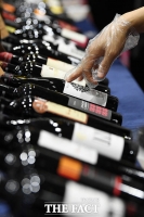 [TF포토] '어떤 와인을 골라볼까?'