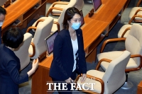 [TF포토] 본회의 마치고 퇴장하는 고민정