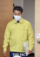 [TF포토] 정례브리핑 입장하는 박능후 장관