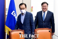 [TF포토] 최고위원회의 참석하는 이해찬-김태년