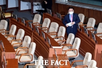 [TF포토] 텅 빈 미래통합당 자리, 이동하는 김성원 의원