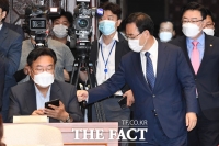 [TF포토] 주호영, 휴대전화 집중한 정진석 의원을 '톡'