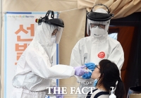 [TF포토] 검체 채취하는 의료진