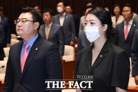 [TF포토] 애국가 제창하는 김성원-배현진