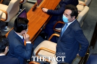 [TF포토] 마스크 쓰고 본회의 참석한 이낙연