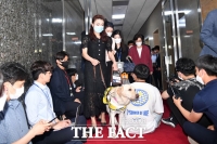 [TF포토] 안내견과 의장실 나서는 김예지 의원