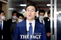 [TF포토] 취재진 질문에 답하는 주호영