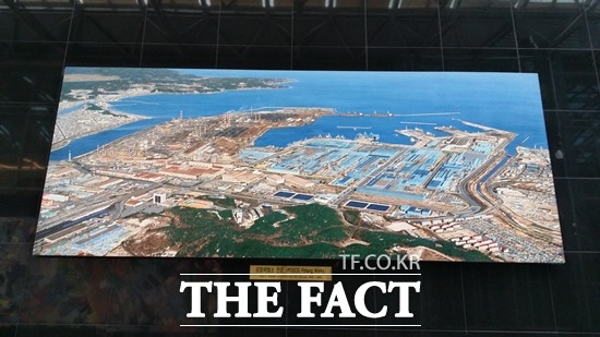 13일 오후 경북 포항시 남구 동촌동 포스코 포항제철소 내 소둔산세 공장에 화재가 발생했다. 소방 당국은 화재차량 20여 대를 출동시켜 이날 오후 중 완전 진압했다. 사진은 포스코 로비에 게시 된 포항제철소 전경 사진. /더팩트 DB