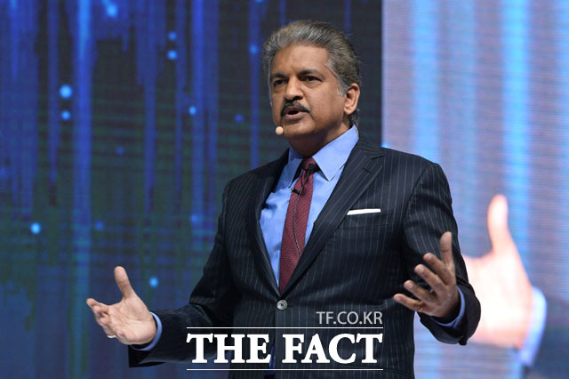 쌍용차가 대주주인 인도 마힌드라 그룹이 쌍용차 지배권 포기를 검토하고 있다는 외신 보도가 나왔다. 시장에서는 이를 두고 여러가지 해석이 나오고 있다. 사진은 아난드 마힌드라 회장. /더팩트 DB