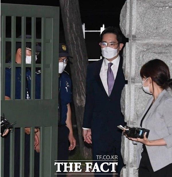 삼성물산·제일모직 합병과 경영권 승계를 둘러싼 의혹을 받는 이재용 삼성전자 부회장(오른쪽에서 두 번째)이 지난 9일 구속영장 기각 후 경기 의왕 서울구치소에서 빠져나오고 있다. /임세준 기자