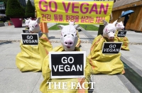 [TF사진관] '환경 살리는 비건채식을 시작하세요'