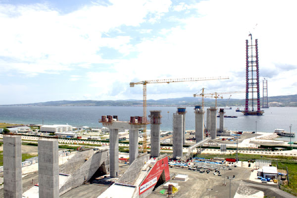 대림산업과 SK건설은 세계에서 가장 긴 현수교로 건설 중인 터키 차나칼레대교 주탑 시공을 성공적으로 마쳤다고 15일 밝혔다. /대림산업 제공