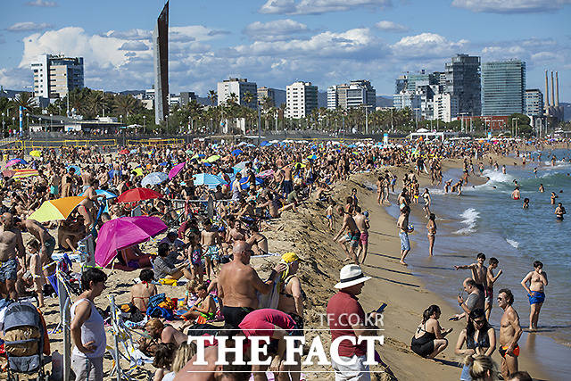 13일(현지시간) 시민들이 더워진 날씨에 스페인 바르셀로나의 해변을 찾아 일광욕을 즐기고 있다. /바르셀로나(스페인)=AP.뉴시스