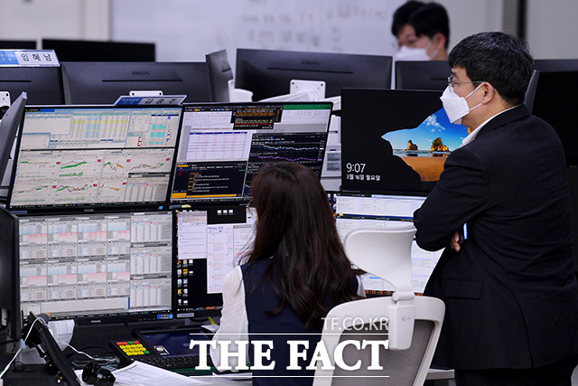 15일 오전 11시 37분 현재 코스피는 전장대비 6.14포인트(-0.29%) 내린 2126.16에 거래 중이다. /이선화 기자