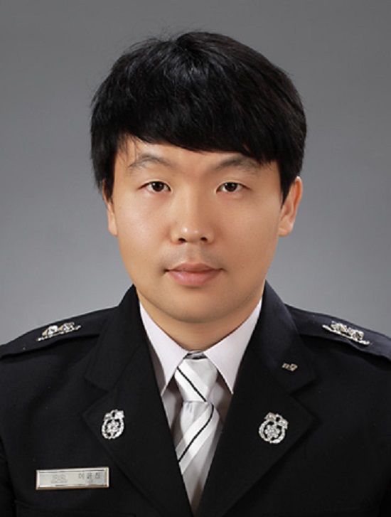 김천소방서 소속 이 소방교는 지난달 19일 오후 5시경 경북 김천시에서 감천터널 속에서 운전자가 의식을 잃은 채 주행하던 차량을 온몸으로 막고 버텨 10여m 만에 멈춰 세우고, 2차 사고 방지에 나섰다. /LG제공