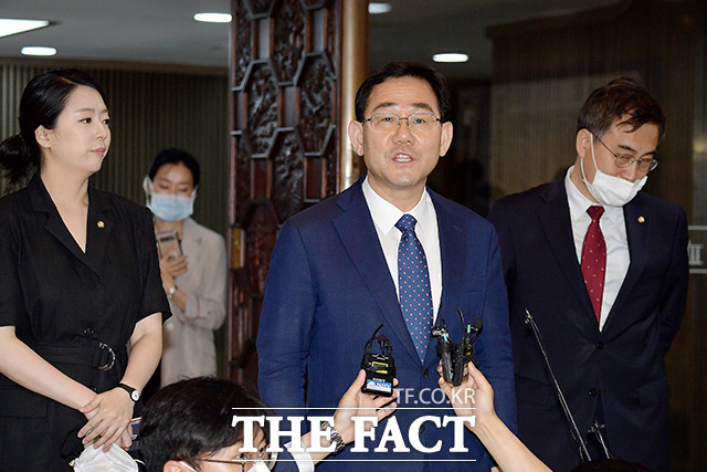 주호영 미래통합당 원내대표는 15일 더불어민주당이 오후 본회의를 열고 국회 법사위원장 등 일부 상임위 선출 강행을 예고하자 민주당은 왜 의회독재 일당독재로 헌정사에 오명을 남기려 하나라며 비판했다. /이선화 기자