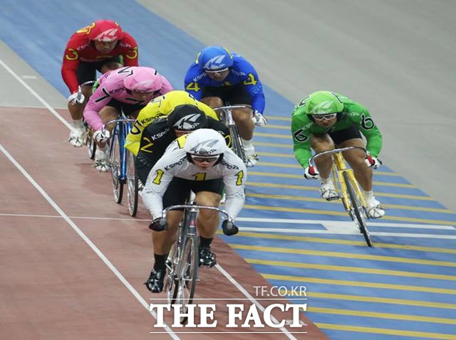 경륜 전법의 꽃으로 불리는 젖히기 주법 장면./경륜경정총괄본부 제공