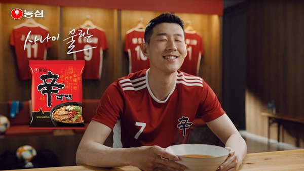 농심이 세계를 울리는 신라면이라는 카피와 함께 손흥민을 모델로 내세운 새로운 신라면 광고를 공개했다. /농심 제공