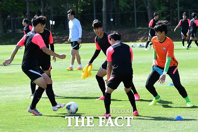 19세 이하(U-19) 축구 국가대표팀 선수들이 15일 오후 경기도 파주NFC에서 구슬땀을 흘리고 있다. /파주=남용희 기자