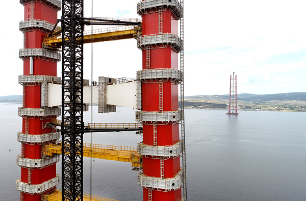 차나칼레대교의 주탑은 높이 334m 철골 구조물이다. /대림산업 제공