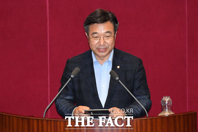 국회 법제사법위원장으로 선출된 윤호중 더불어민주당 의원이 15일 오후 서울 여의도 국회 본회의장에서 당선 인사를 하고 있다. /국회=남윤호 기자