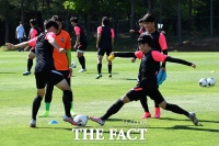 [TF포토] '치열한 볼 쟁탈전'