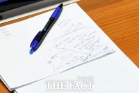 [TF포토] 윤후덕, '벌써부터 일할 생각'