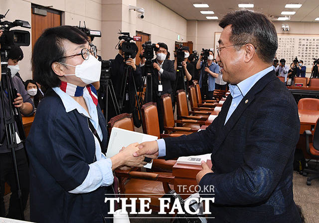 악수하는 윤호중 위원장과 김진애 열린민주당 원내대표(왼쪽)