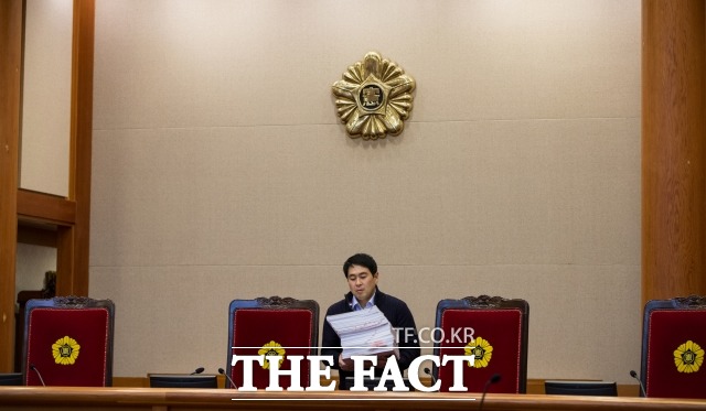 박근혜 대통령 탄핵심판 첫 변론기일이 열렸던 2017년 1월3일 오후 서울 종로구 헌법재판소 대심판정에서 직원이 자료를 준비하고 있다. (기사내용과 무관) /더팩트DB