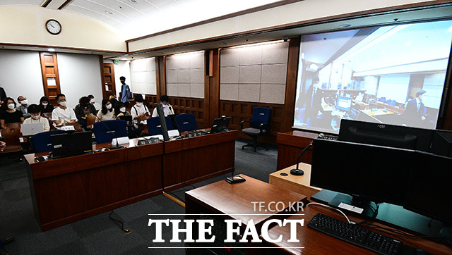 아동 성 착취 영상 유포 사이트인 웰컴투비디오를 운영한 혐의를 받는 손정우 씨의 범죄인 인도 심사가 16일 오전 서울 서초구 서울고등법원에서 열린 가운데 중계법정에서 취재진이 대기하고 있다. /이동률 기자