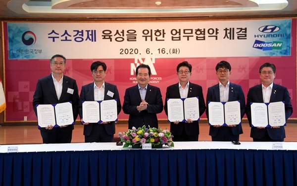 현대차가 16일 환경부, 국방부, 산업부, 두산모빌리티이노베이션과 국방부 수소버스 도입 및 수소충전소 구축 추진을 위한 상호협력 양해각서(MOU)를 체결했다고 밝혔다. 두산모빌리티이노베이션 이두순 대표이사, 현대자동차 공영운 사장, 정세균 국무총리, 환경부 조명래 장관, 국방부 박재민 차관, 산업통상자원부 정승일 차관(왼쪽부터) /현대차 제공