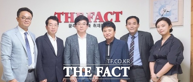 더팩트 광주전남취재본부가 15일 개소식을 열고 본격적인 취재활동을 시작했다. 사진 왼쪽부터 문승용 더팩트광주전남취재본부장, 김병헌 편집위원 겸 전국부장, 박순규 더팩트 본사 편집국장, 더팩트광주전남취재본부 운영법인 박철식 회장, 박호재 더팩트 광주전남취재본부 총국장, 허지현 더팩트 광주전남본부 뉴미디어 국장./광주=허지현 기자