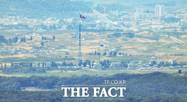북한이 16일 오후 남북연락사무소를 폭파한 것으로 알려졌다. 6.15 남북 공동 선언 20주년인 15일 오후 경기도 파주시에서 바라본 파주 대성동 마을의 태극기와 개성 기정동 마을의 인공기가 마주 선 채 바람에 휘날리고 있다. /파주=임세준 기자