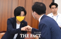 [TF사진관] 성윤모 장관과 주먹인사 나누는 '최연소 의원' 류호정